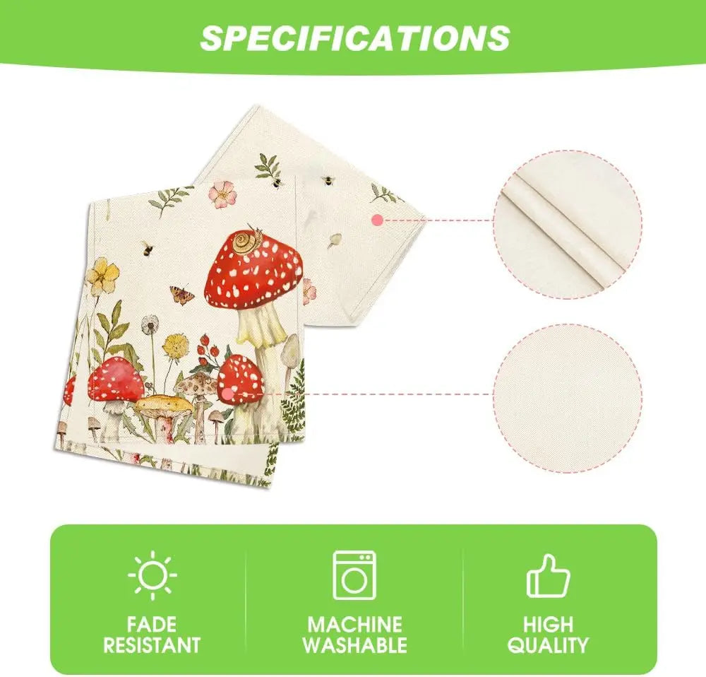 Un motif avec de grands champignons rouges aux points blancs, entourés de fleurs et de feuillages, conçu pour résister à la décoloration, lavable en machine et de haute qualité.