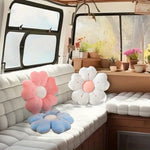 coussin décoratif fleurs stylisées peluche douce rose clair blanc moderne