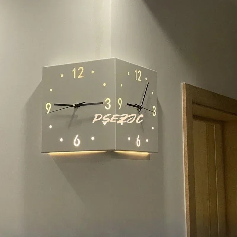 Horloge murale carrée blanche accrochée dans un salon élégant