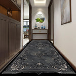 Magnifique tapis aux motifs floraux ornant un corridor lumineux avec des meubles en bois et des décorations élégantes.