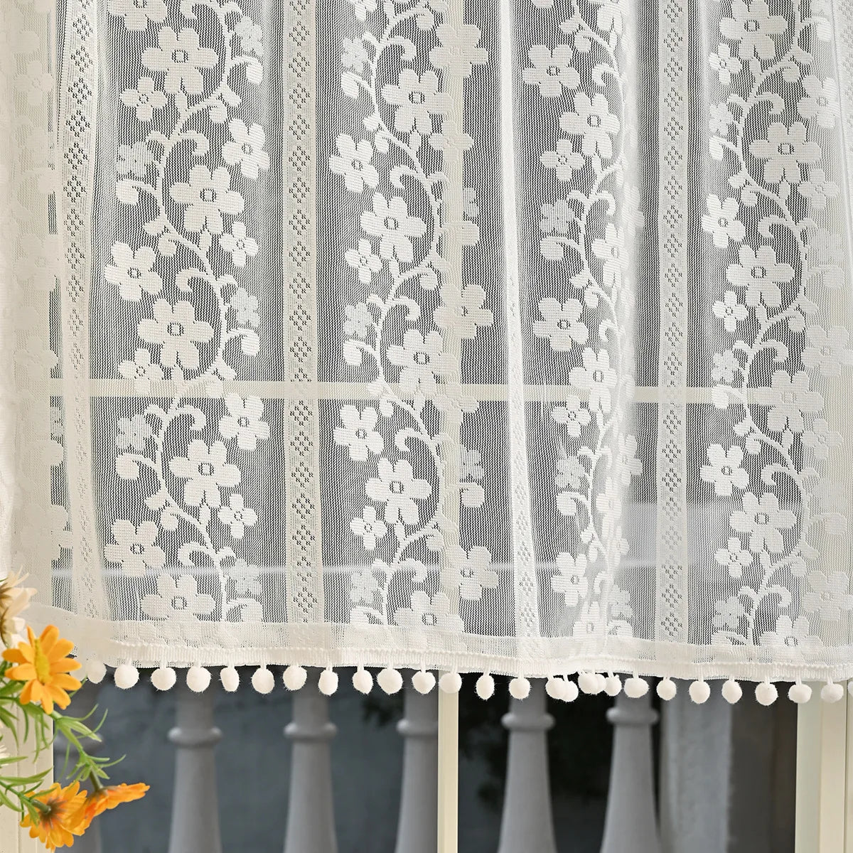 rideau broderie fine fleurs blanches transparent blancs pompons cuisine romantique français
