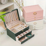 boîte rangement bijoux cuir blanc moderne élégante poignées métalliques verrouillable intérieure motifs géométriques