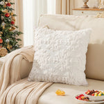 Une atmosphère chaleureuse et festive s'installe dans cette chambre grâce à un arbre de Noël décoré, des coussins moelleux et des fruits colorés, créant une ambiance accueillante et cosy.