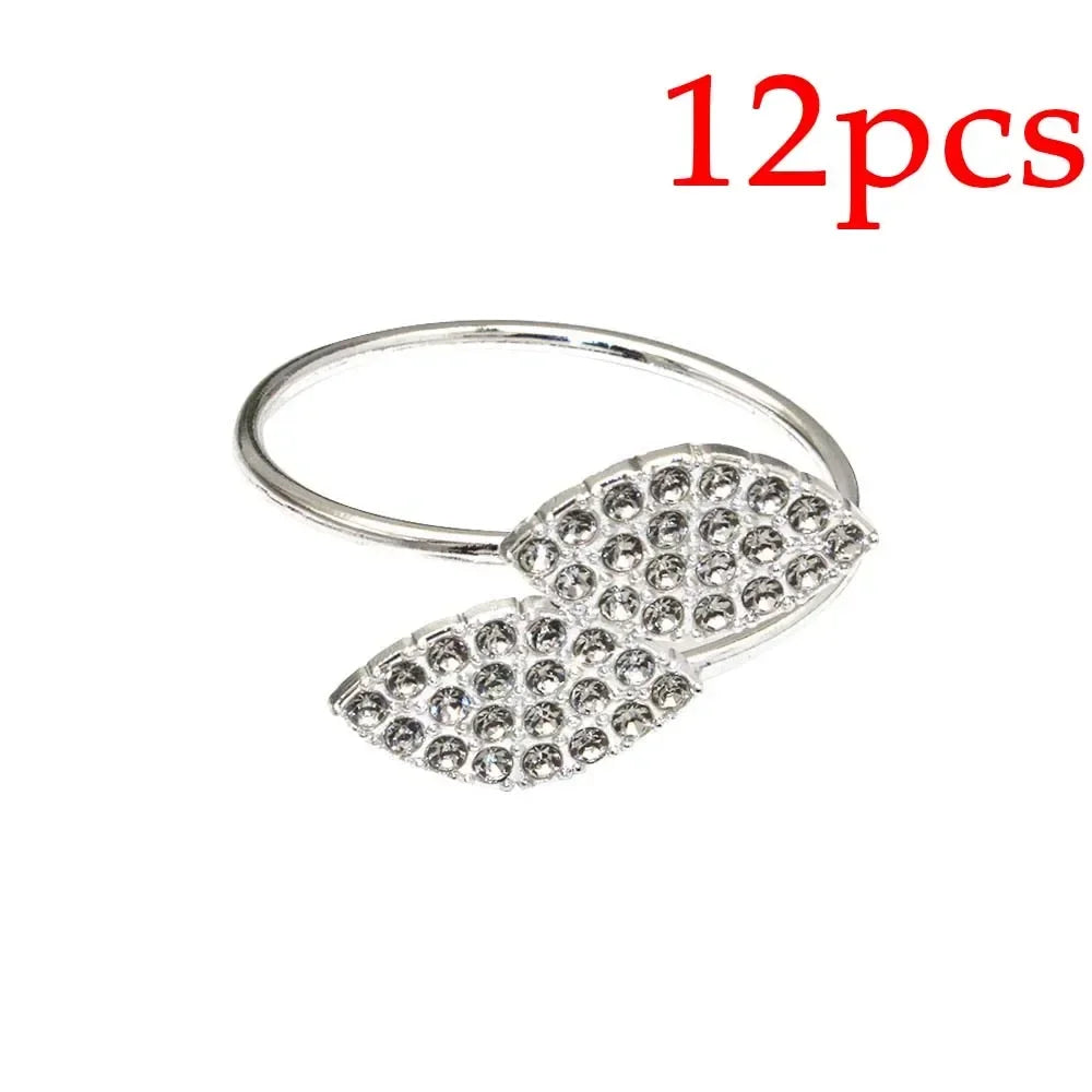 Bague en métal argenté ornée de cristaux brillants en forme de goutte d'eau.