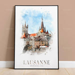 Cette illustration aquarelle représente le paysage urbain pittoresque de Lausanne, en Suisse, avec ses bâtiments médiévaux aux toits de tuiles rouges et ses clochers élancés.