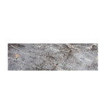 Texture de marbre gris foncé avec des veines blanches et jaunâtres.