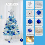 Mini sapin de Noël bleu avec lumières allumées