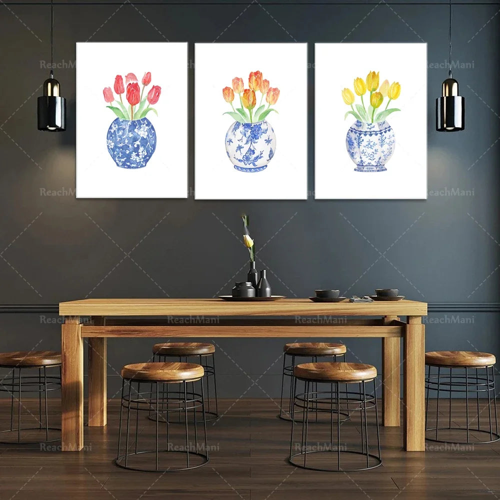 Des tulipes colorées dans des vases bleus et blancs ornent le mur de cette pièce élégante, créant un contraste saisissant avec le mobilier en bois et les luminaires noirs.