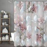 Rideaux roses avec un design floral, mettant en valeur des pétales de fleurs et des plantes d'intérieur à côté d'un accessoire de plomberie. Ces rideaux de douche ajoutent une touche de couleur et un élément naturel à la conception intérieure de la salle de bains.