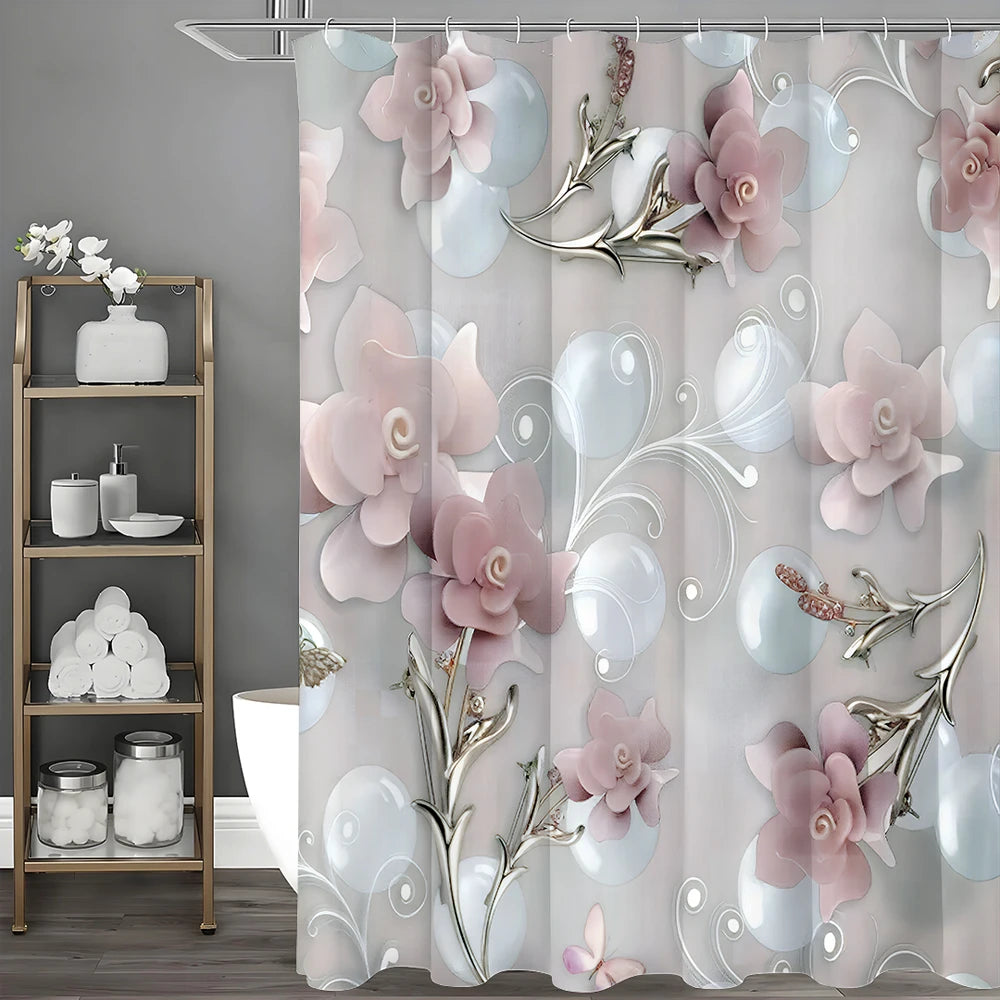 Rideaux roses avec un design floral, mettant en valeur des pétales de fleurs et des plantes d'intérieur à côté d'un accessoire de plomberie. Ces rideaux de douche ajoutent une touche de couleur et un élément naturel à la conception intérieure de la salle de bains.