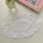 serviettes table brodées dentelle florale classique romantique blanc beige tissu rond opaques