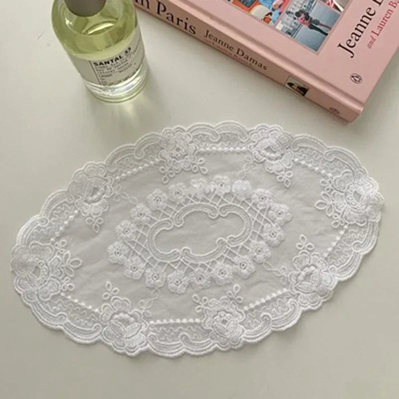 serviettes table brodées dentelle florale classique romantique blanc beige tissu rond opaques