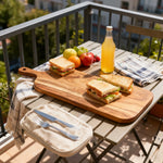 planche découper bois rectangle hachage fromage fruits assiettes tasses vaisselier jus d'orange