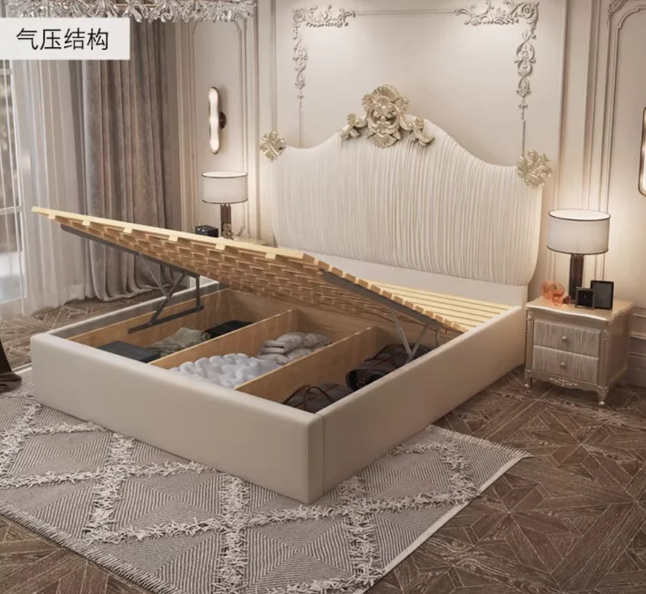 tête lit classique beige plissé pieds métalliques dorés oreillers draps couvre lit bois chambre