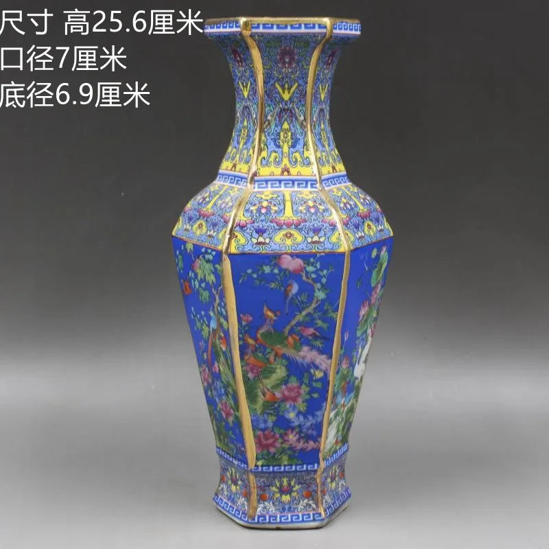 Vase en porcelaine de style chinois traditionnel orné de motifs floraux colorés et de décorations dorées.