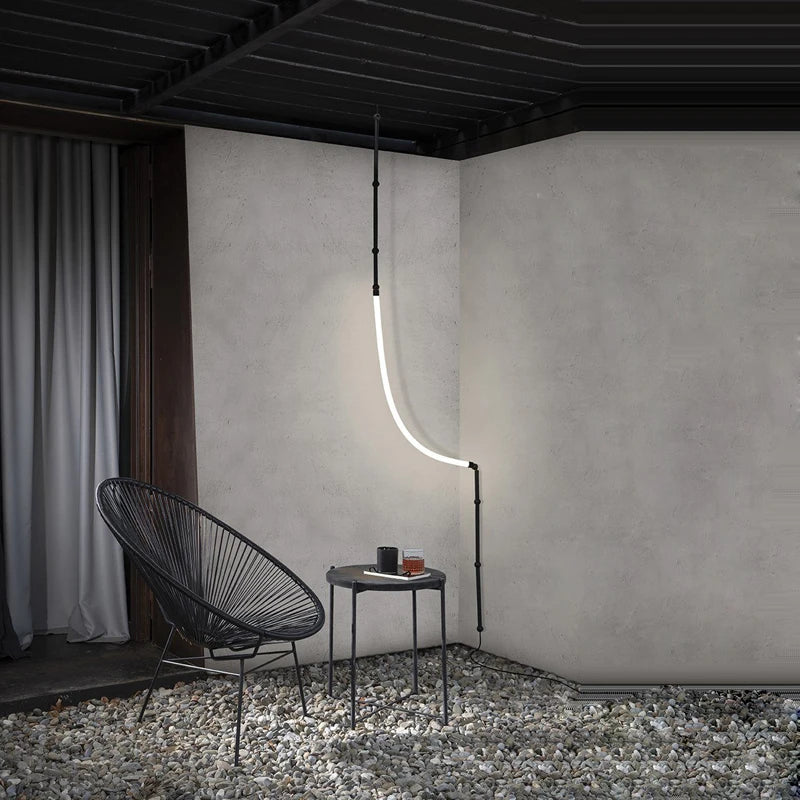 Lustre LED dans différentes couleurs d'abat-jour sur fond neutre