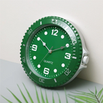 Détail du cadran texturé vert olive de l'horloge murale