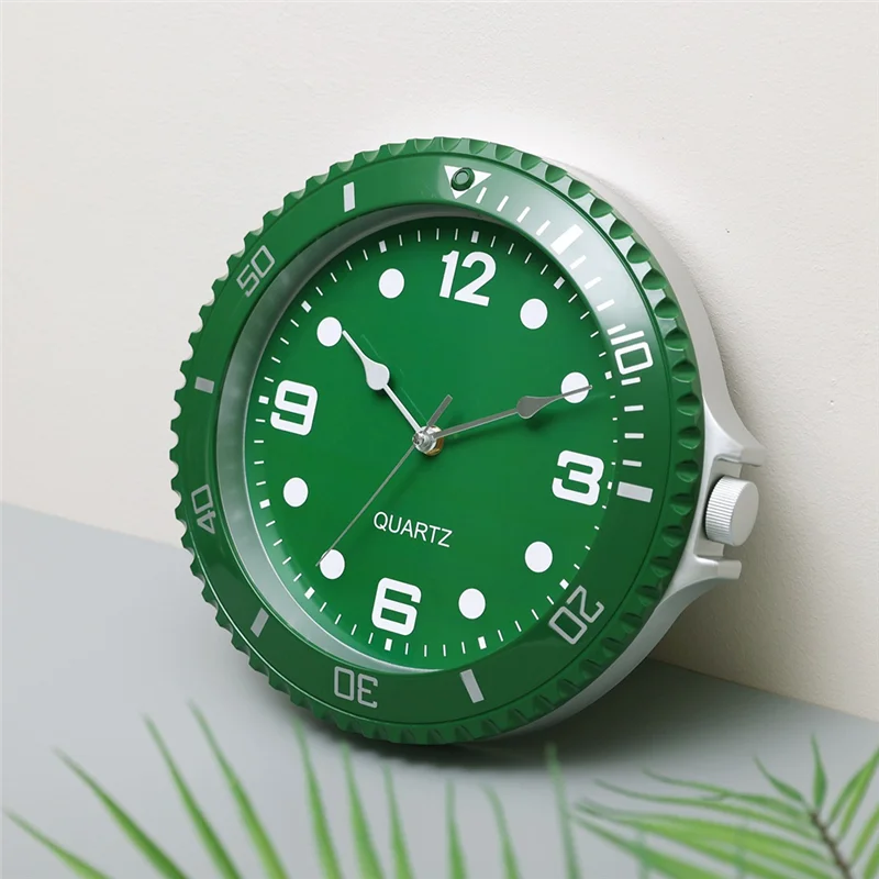 Détail du cadran texturé vert olive de l'horloge murale