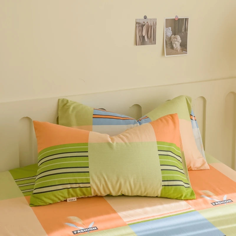 Coussins colorés et rayés sur un lit, donnant une ambiance chaleureuse et accueillante à cette chambre.