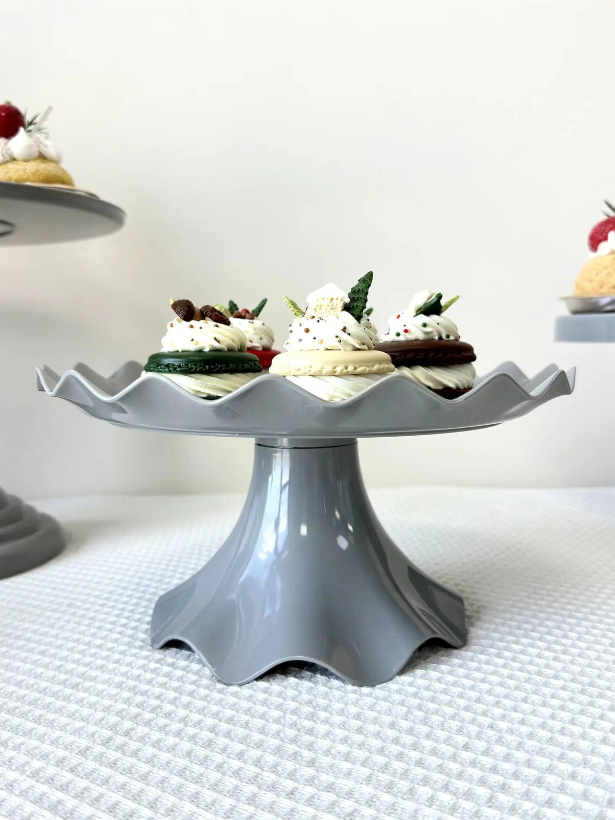support gâteaux moderne bleu vert gris rose beige plateau ondulé base conique anniversaire mariage