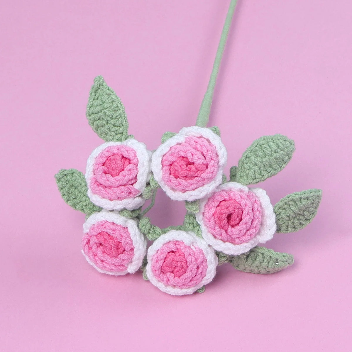 bouquets roses rouges jaunes bleues vertes artisanales crochetées intérieur decoration mariage