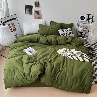 Housse de couette unie beige sur un lit double avec oreillers assortis