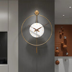 Horloge murale verte accrochée dans un intérieur contemporain