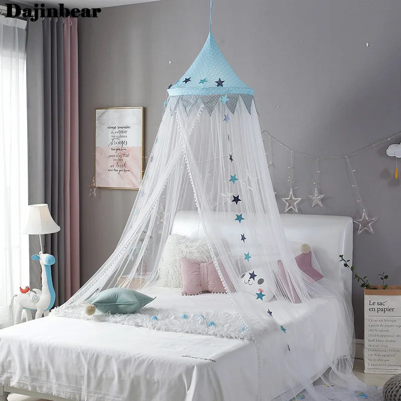 rideau lit bébé rose étoiles gris blanc transparent décoration chambre enfant pompons