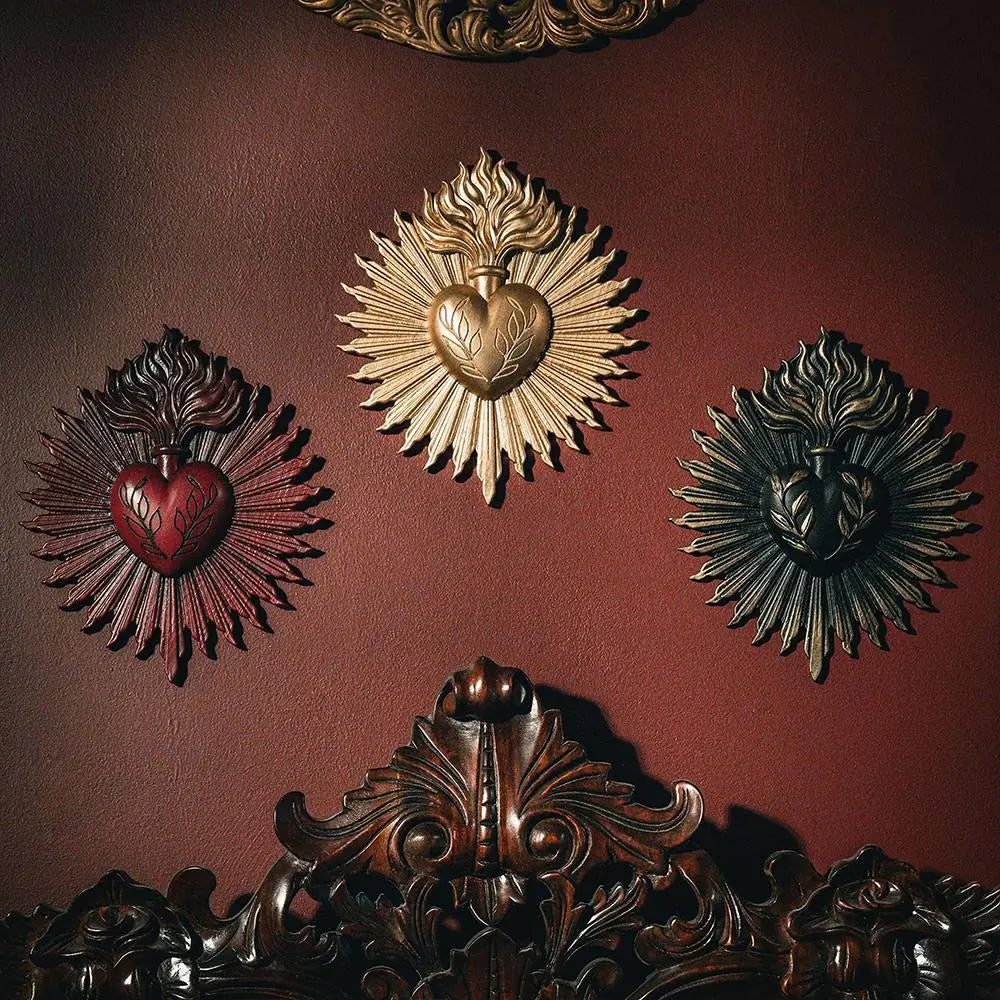 décoration murale cœur gothique or rouge noir relief floral baroque religieux vintage