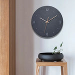 Horloge murale en ardoise 3D or accrochée dans une chambre à coucher