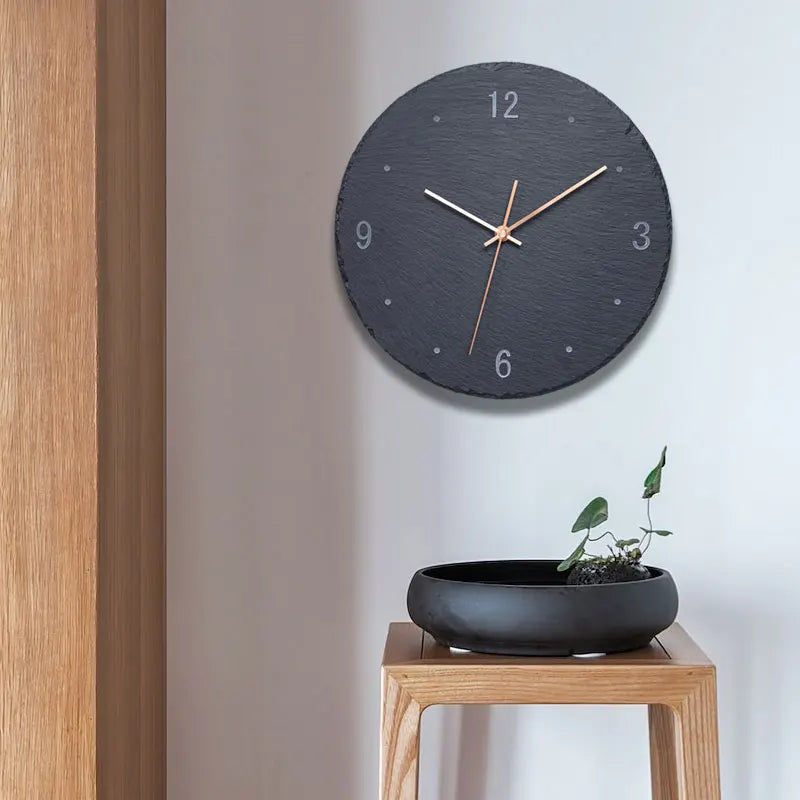 Horloge murale en ardoise 3D or accrochée dans une chambre à coucher