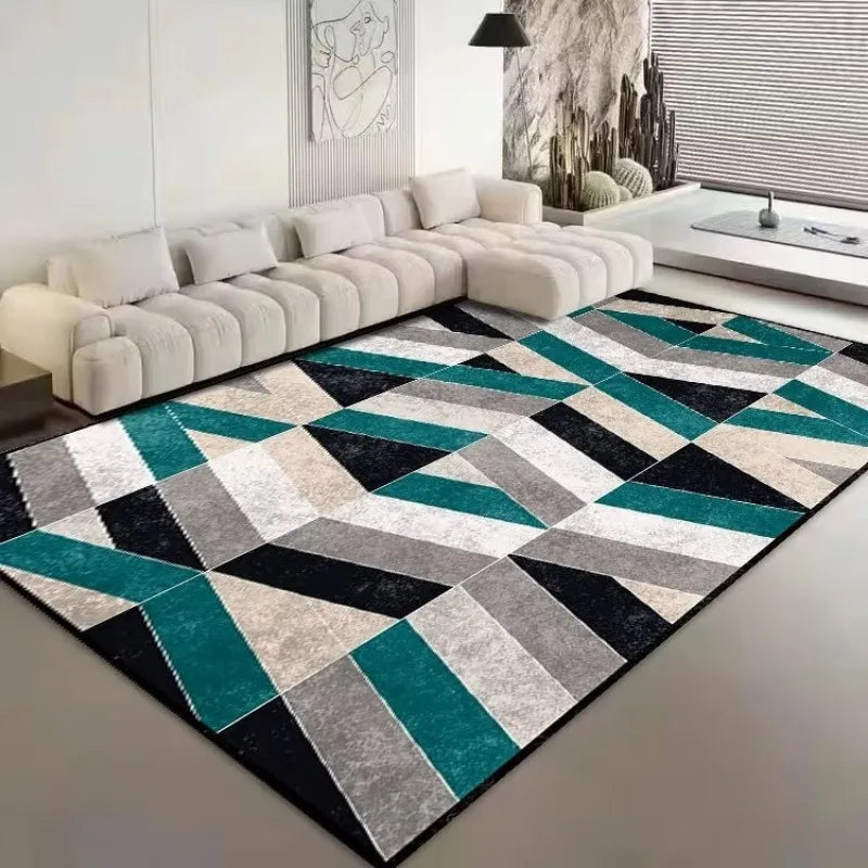 Un tapis géométrique multicolore de différentes nuances de bleu, de gris et de noir, décorant un intérieur moderne avec un canapé en tissu clair.