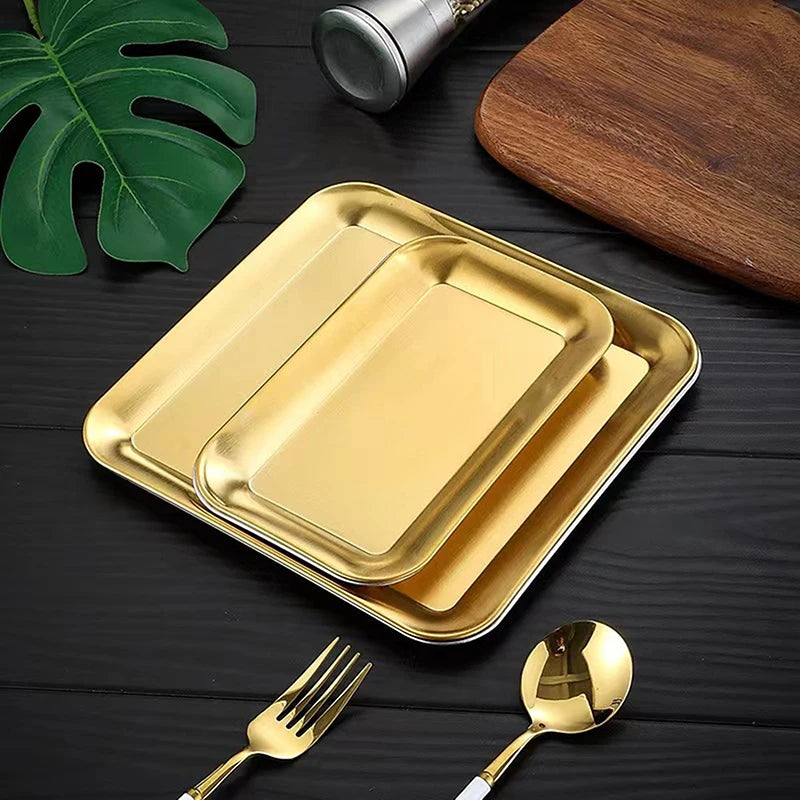 assiettes modernes or argent lisses salon décoration fourchettes cuillers