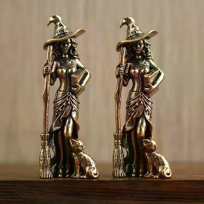 statues sorcières bronze texture métallique artisanal vintage finement détaillées balais chats chapeaux pointus