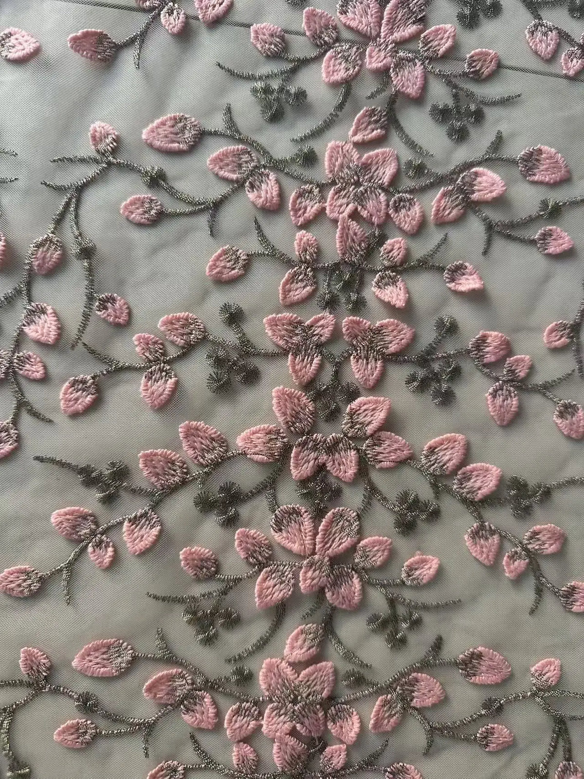 tissu dentelle brodée fleurs gris rose violet beige polyester translucide mariage robe