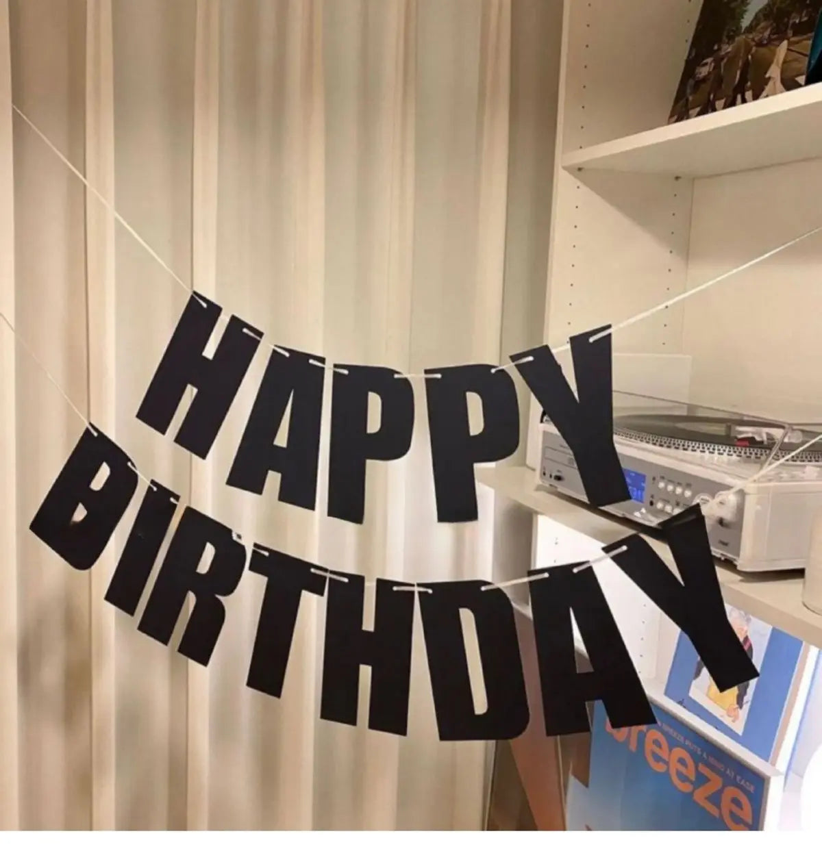 guirlande lettres anniversaire noir classique décoration fête happy birthday ballons assiettes gâteau