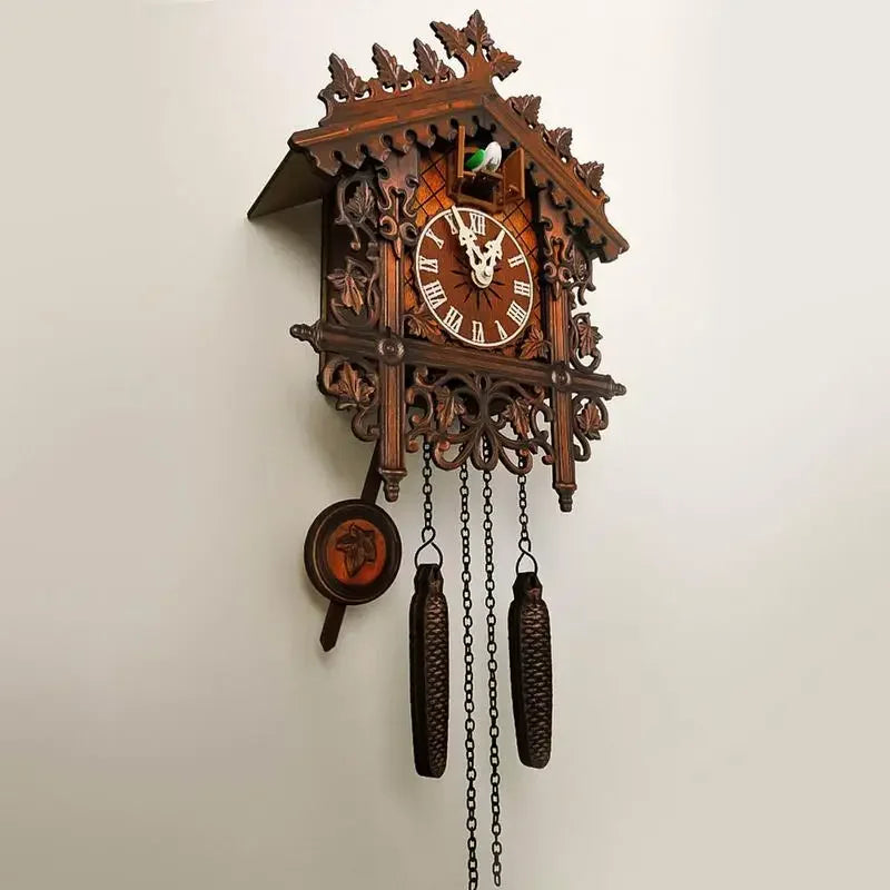 horloge coucou vintage bois sculpté traditionnel intérieur salon chambre rusticité decoration pendule fonctionnelle
