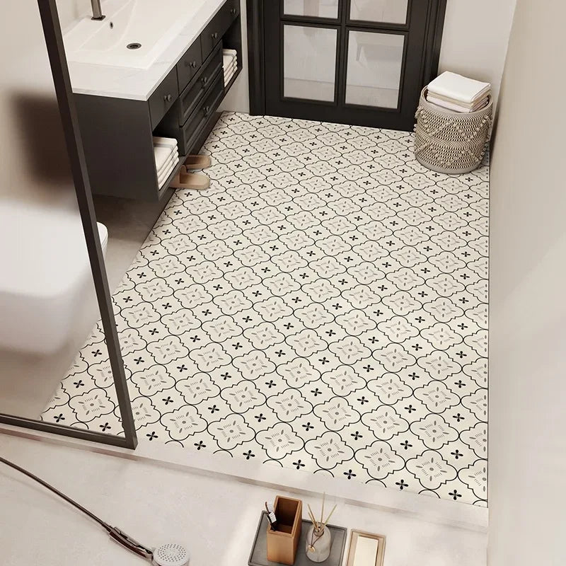 Le carrelage géométrique noir et blanc crée un motif floral élégant qui ajoute de la personnalité à cette salle de bain moderne.