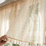 rideau polyester semi transparent motif dentelle beige clair classique vintage tassellets blancs maison hospitalité