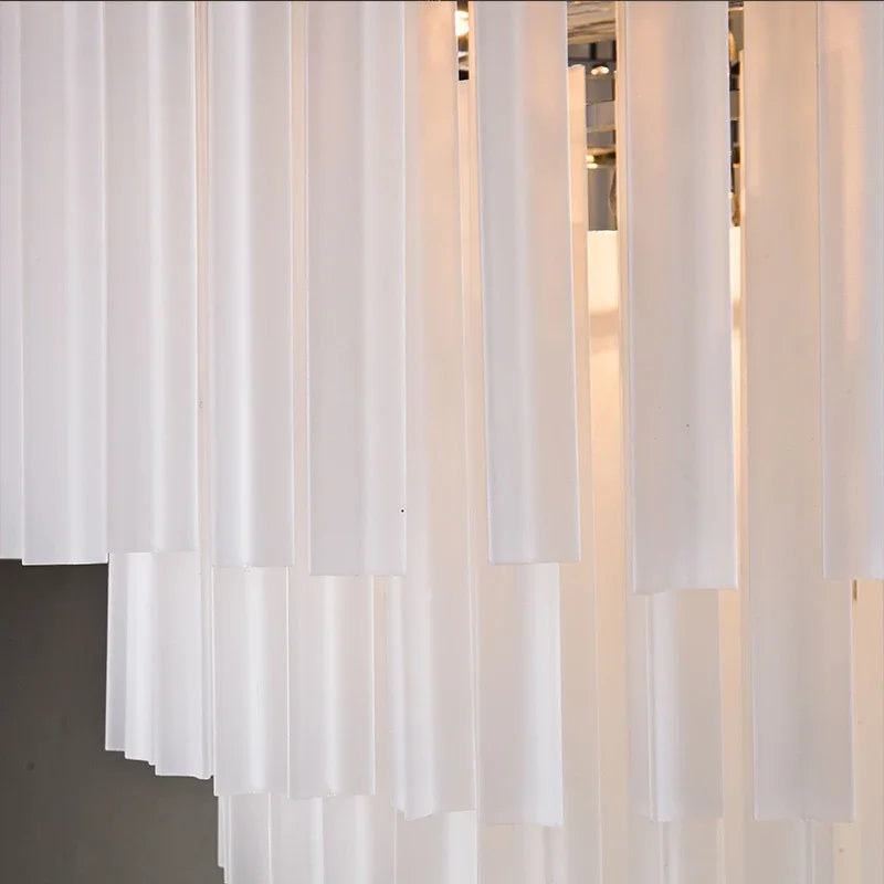 Suspension lumineuse moderne blanc translucide rangées verticales tubes chaîne métallique sources lumineuses 10 15m²
