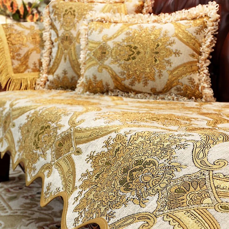 Joli ensemble de housses de couette en tissu imprimé de motifs floraux dorés et d'ornements complexes, créant une atmosphère luxueuse et chaleureuse dans la chambre.