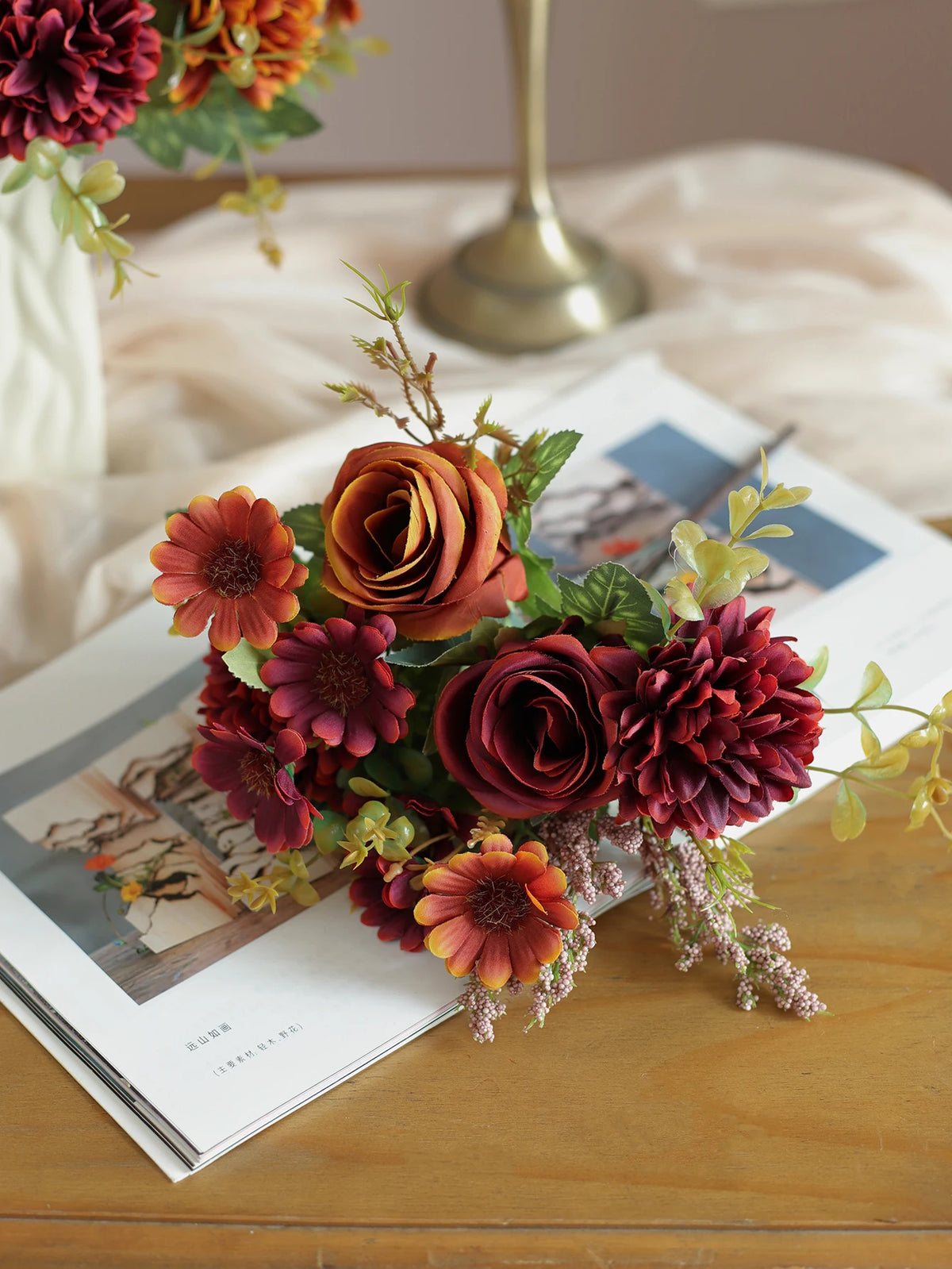 Bouquet artificiel classique rose blanc feuilles vertes vase blanc décoration table mariage anniversaire baby