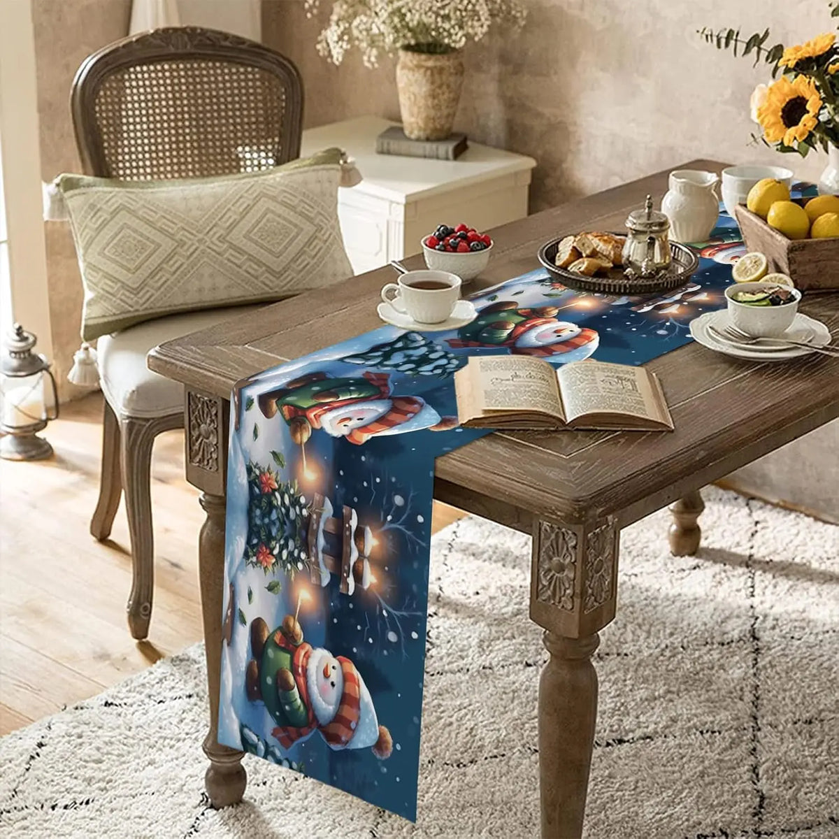 Une scène d'hiver confortable avec des décorations de Noël, des fruits, des boissons chaudes et un livre ouvert sur une table en bois rustique.