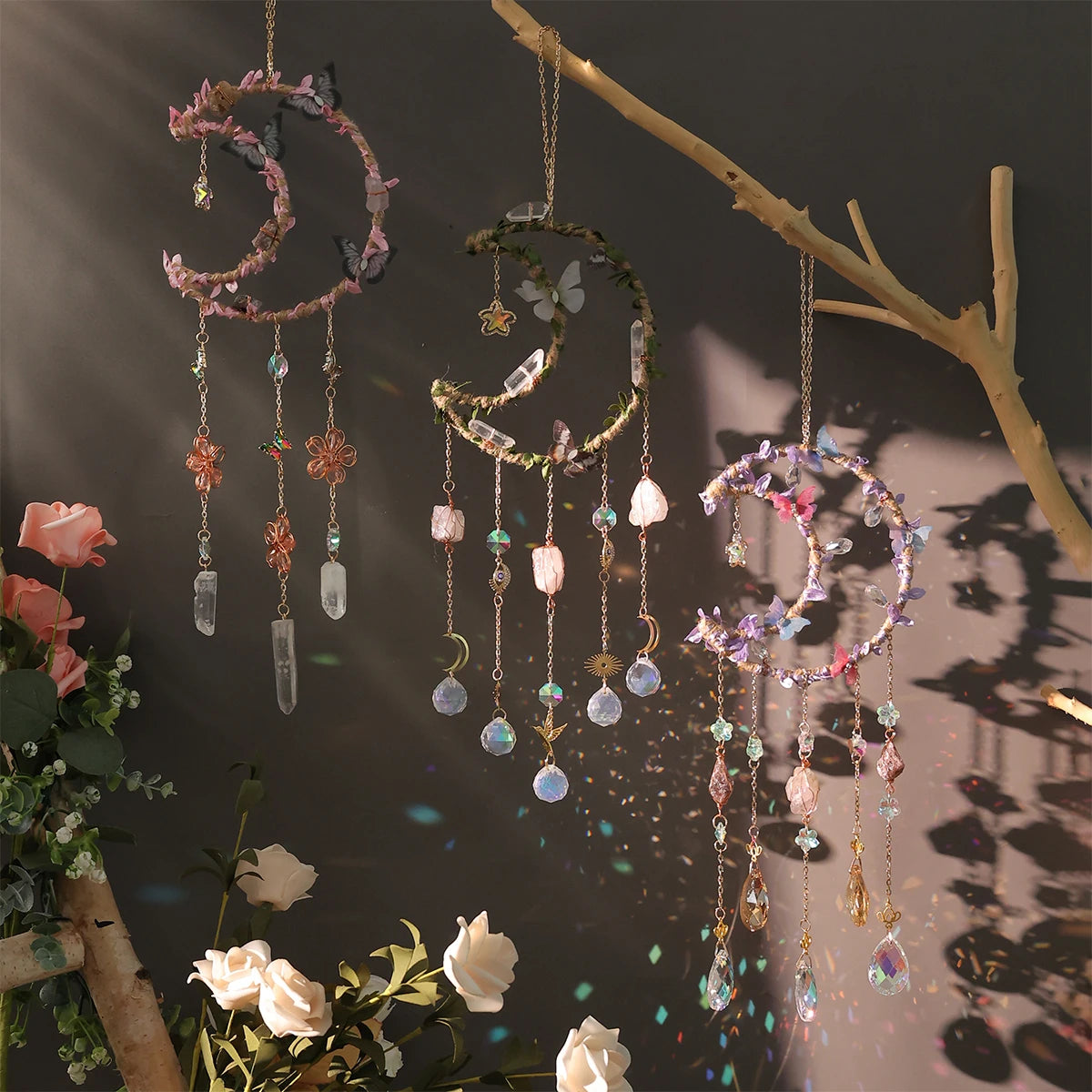 décorations bohèmes suspendues cristaux fleurs papillons demi lune rose vert violet
