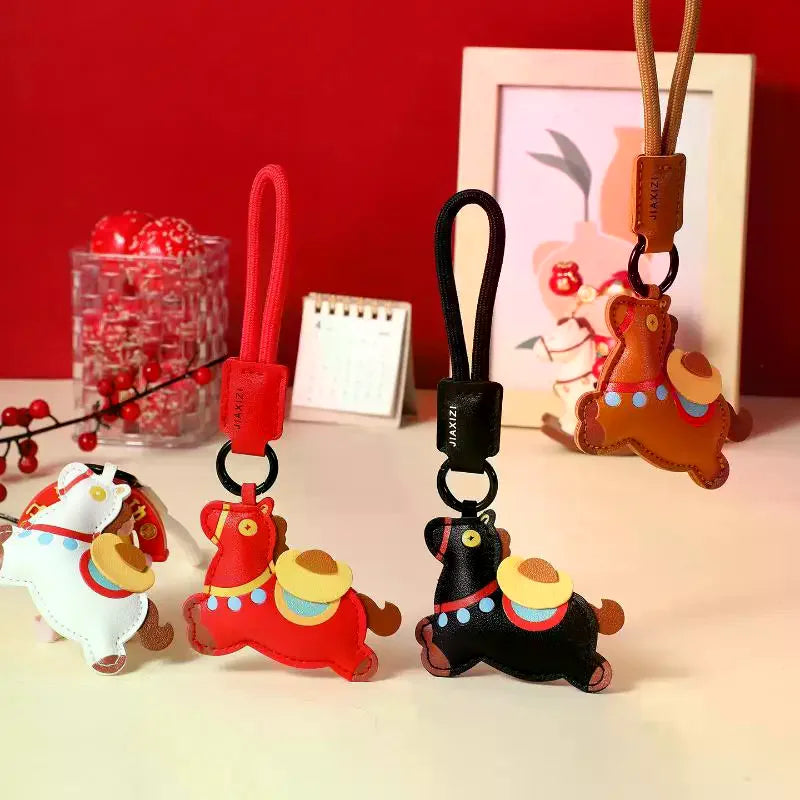 porte clés chevaux chapeaux motifs géométriques moderne blanc rouge noir marron