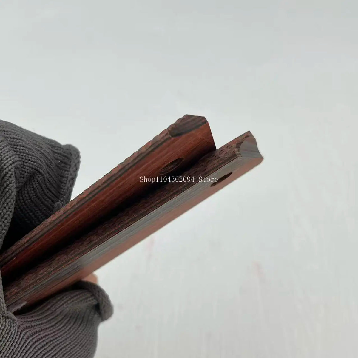 grippes bois rouge pistolet texture losange adhérence traditionnel sécurité confortABLE