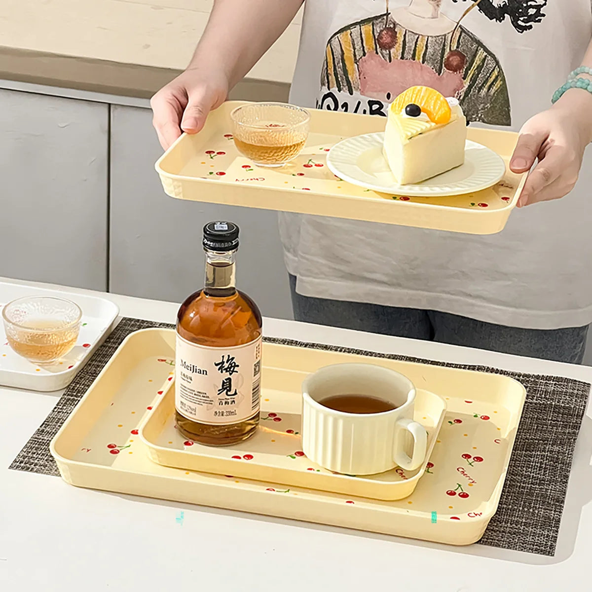 assiettes plates moderne motif cerises lettres cherry beige clair rangement bijoux parfum organisateur cuisine