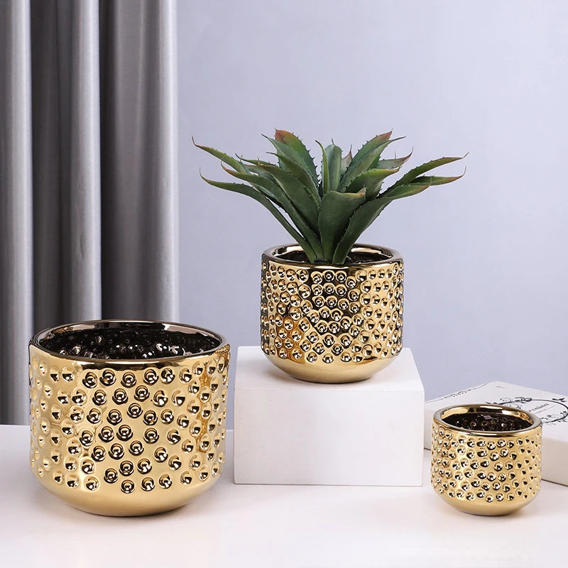 Vase doré pour terrarium sur table en bois