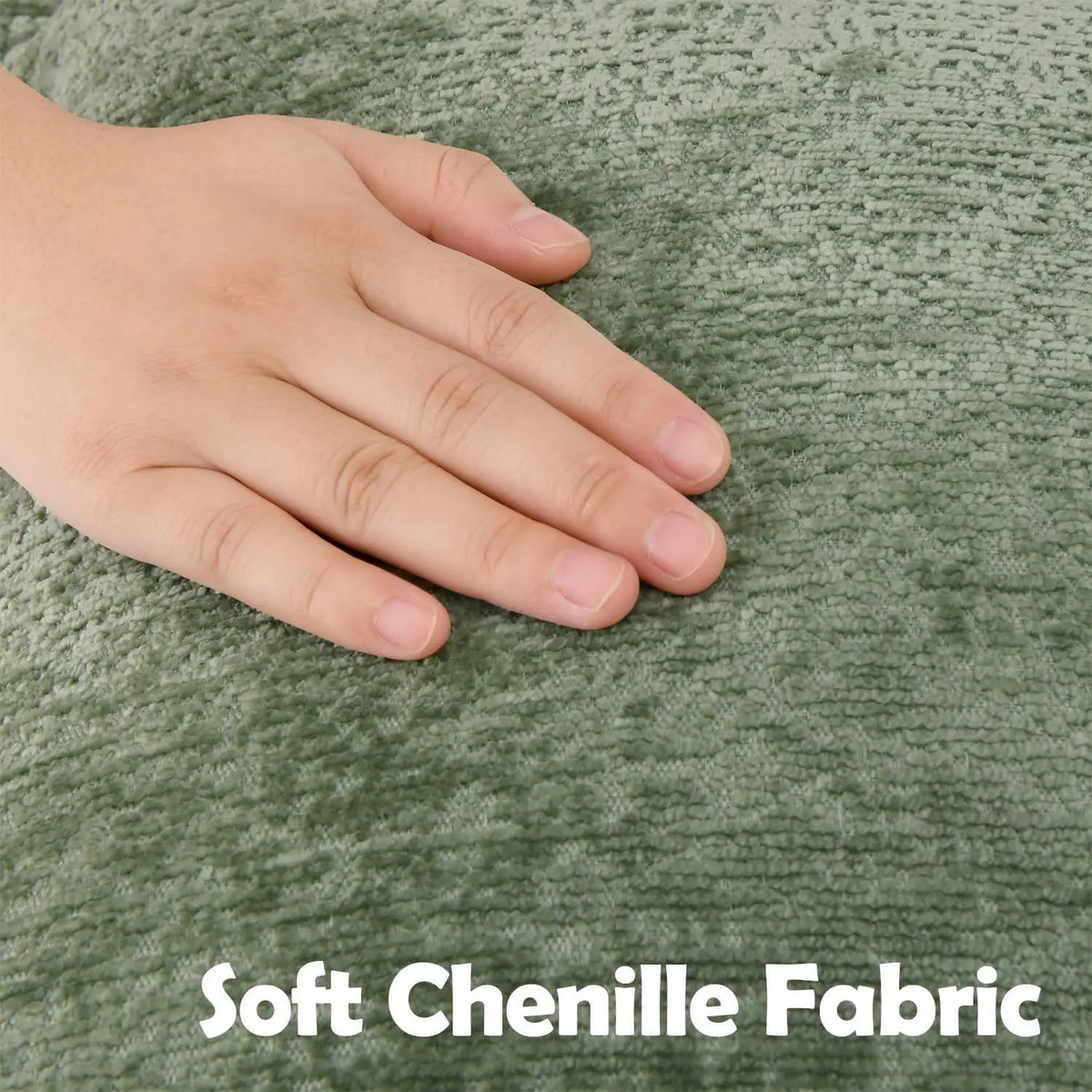 Une main féminine délicatement posée sur une surface moelleuse de tissu chenille vert doux.