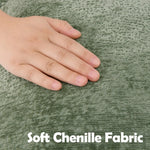 Une main féminine délicatement posée sur une surface moelleuse de tissu chenille vert doux.
